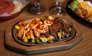 Los Jalapenos Gallery Image 5 - Interior and Food