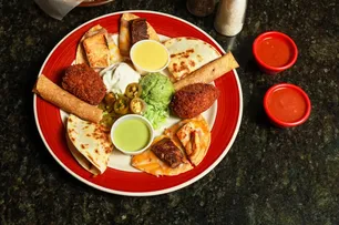 Los Jalapenos Gallery Image 2 - Interior and Food