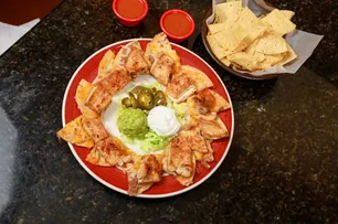 Los Jalapenos Gallery Image 1 - Interior and Food