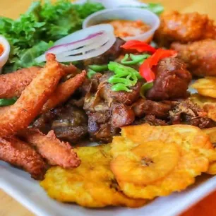 Le Bon Gout Caribbean restaurant - E Gateway Blvd Gallery Image 1 - Interior and Food