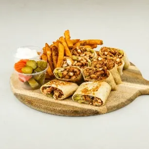 Arabella grill & wings Gallery Image 3 - Interior and Food