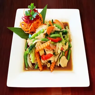 Golden Thai Cuisine Gallery Image 6 - Interior and Food