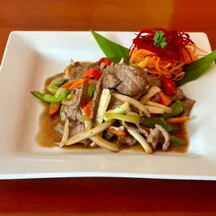 Golden Thai Cuisine Gallery Image 5 - Interior and Food