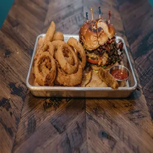 Hangout Restaurant Sports Club Gallery Image 4 - Interior and Food
