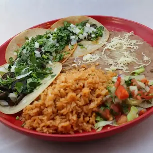 Pueblo Viejo St. Lucie West Gallery Image 6 - Interior and Food