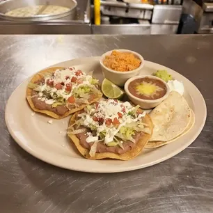 Paulas Gallery Image 4 - Interior and Food