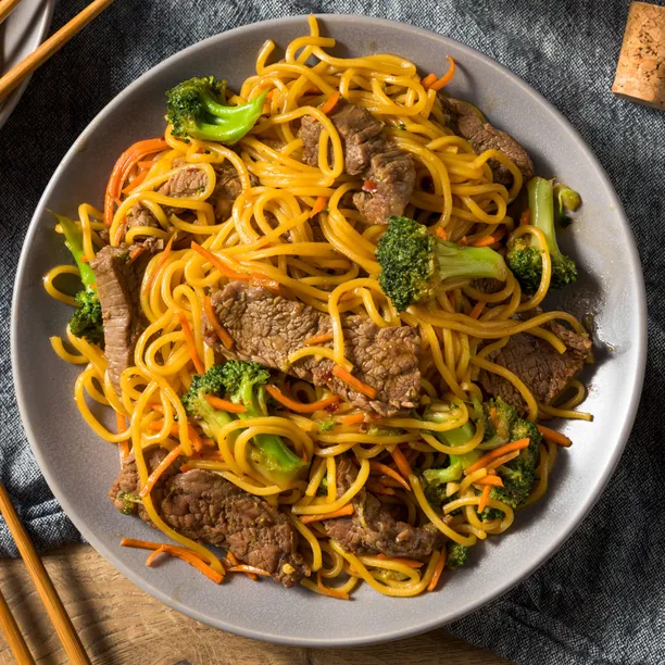 Inside the Best Thai Cuisine kitchen - Freshly prepared Chinese,Thai for online ordering.