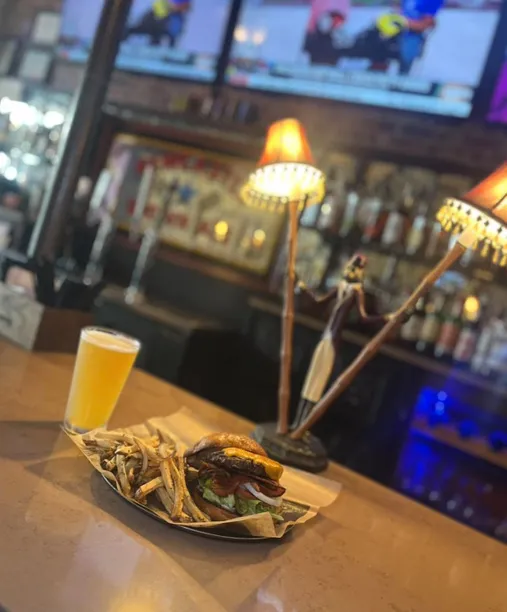 Best American,Burgers,Steak,Wings flavors in Glen Rose - Available via HH Supply Co. Restaurant and Bar online ordering.