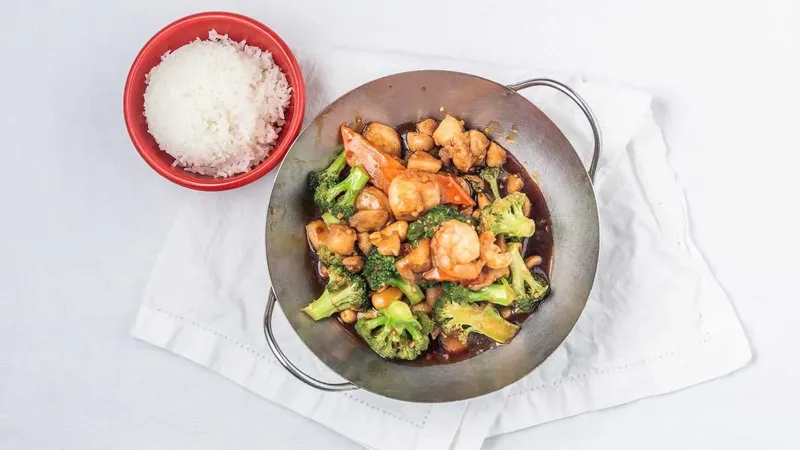 X3. Chicken and Shrimp with Cashew Nuts