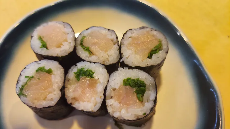 Yellowtail roll (6 pcs)