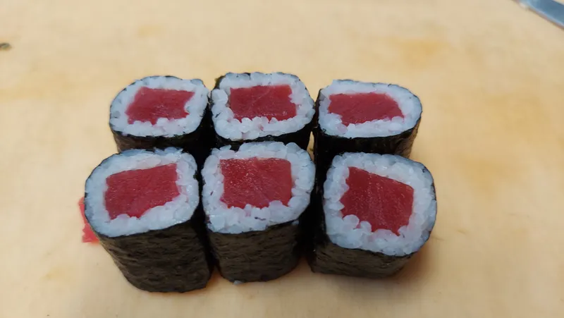 Tuna roll (6 pcs)