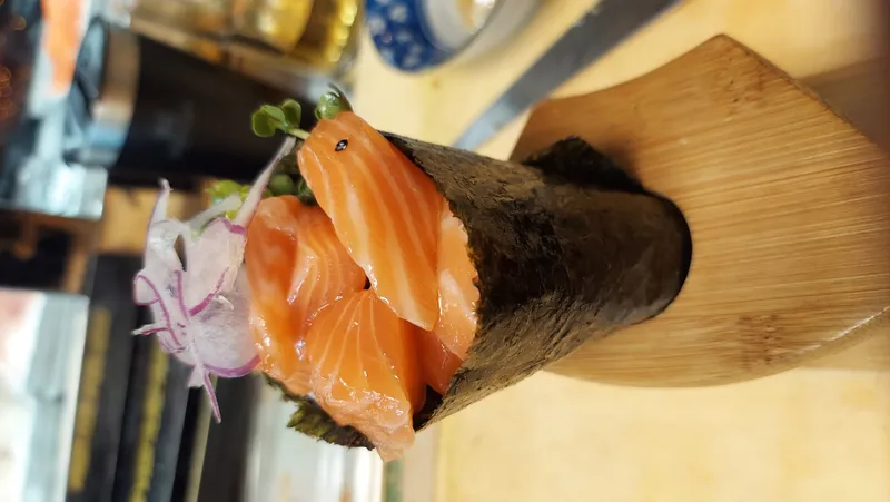 Salmon hand roll