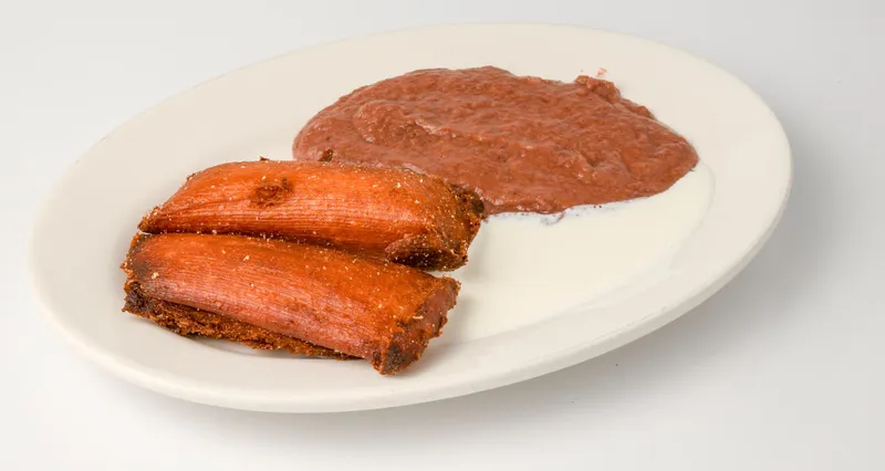 Tamal de elote con crema y frijoles