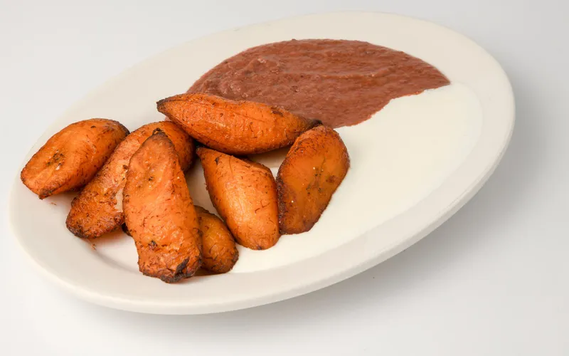 Platano frito con crema y frijoles