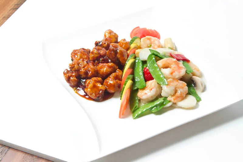 H5. Shrimp & Chicken with Cashew Nuts