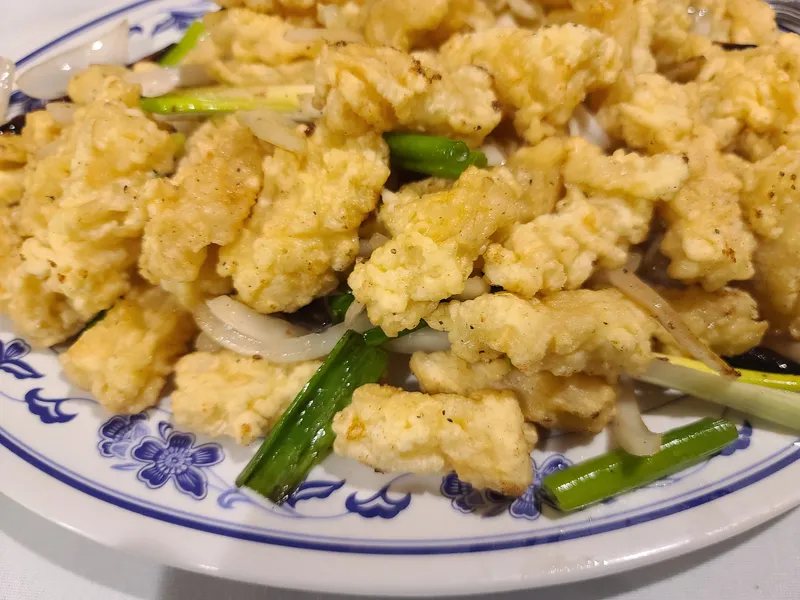 H10. Salt & Pepper Fried Squid with Onion