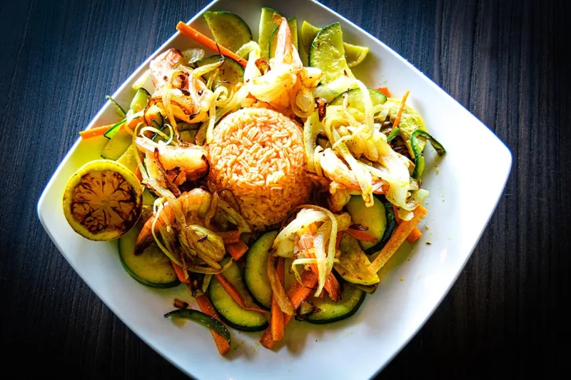 Camarones encebollados