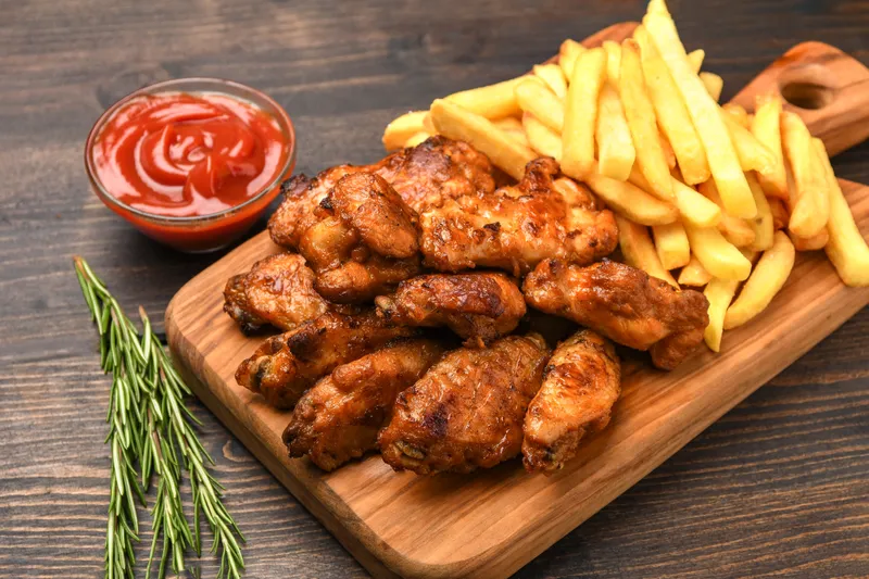 Chicken Wings With Fries