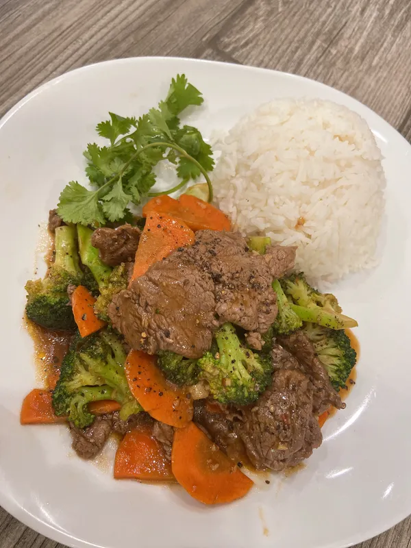 44. Beef Broccoli with Rice / Com Bo Xao Bong Cai