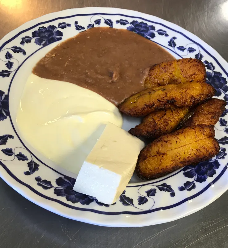 Platanos Frijoles Y Crema
