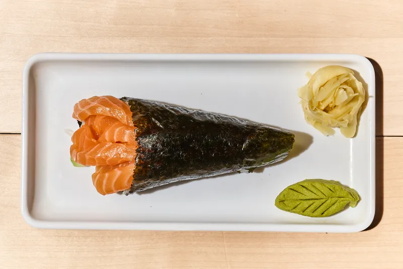 Salmon hand roll