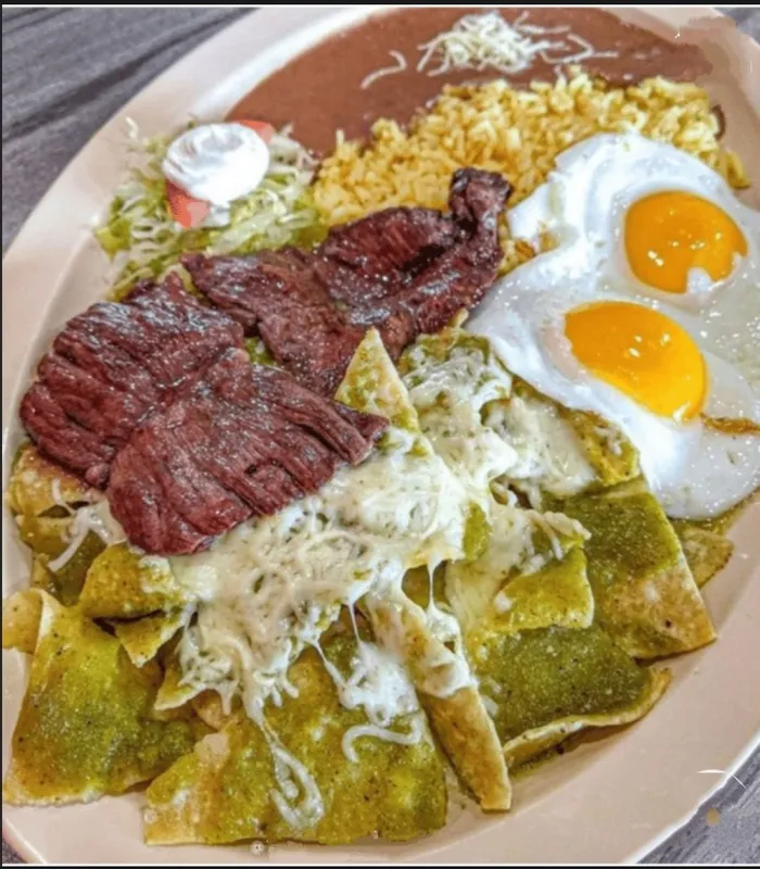 Chilaquiles verdes con Carne Arrachera.