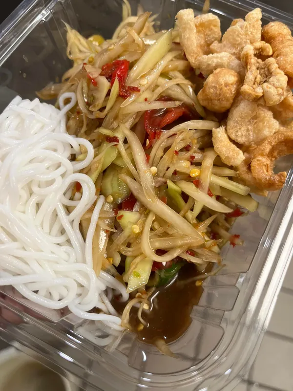 Papaya Salad with Kaopoon Noodles