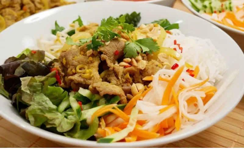 B66. Bun Ga Xao Sa (Lemongrass Chicken Vermicelli)