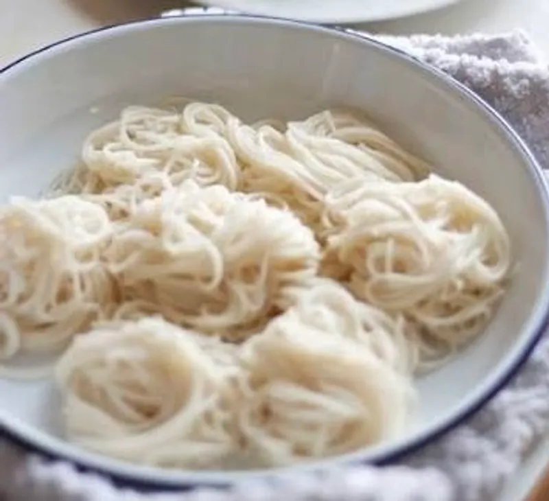Steamed Vermicelli ka-nom jeen