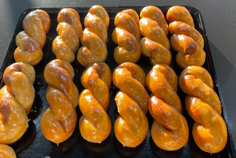 6 pack Specialty Donuts!