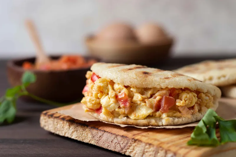 Pollo Mechado Arepa