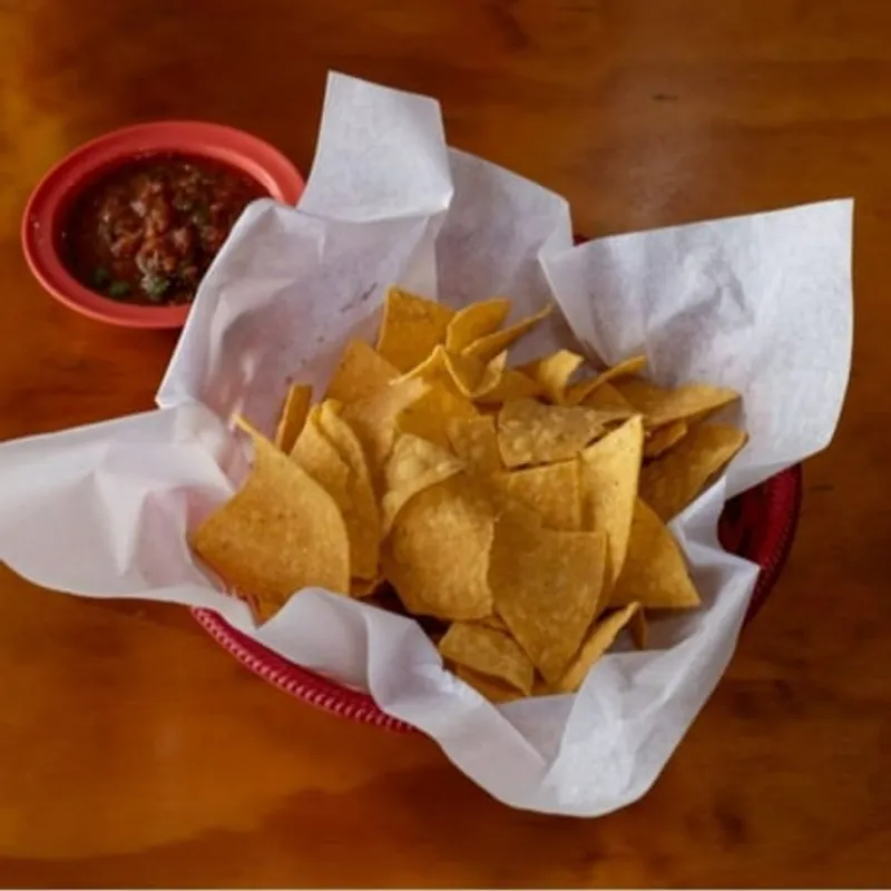 Totopos Chips Y Salsa