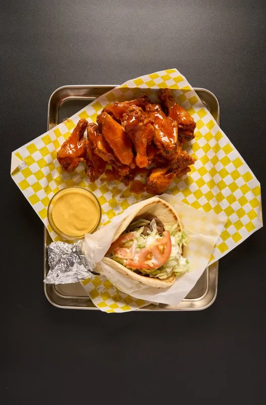 Gyro with 10pcs Wings & Drink
