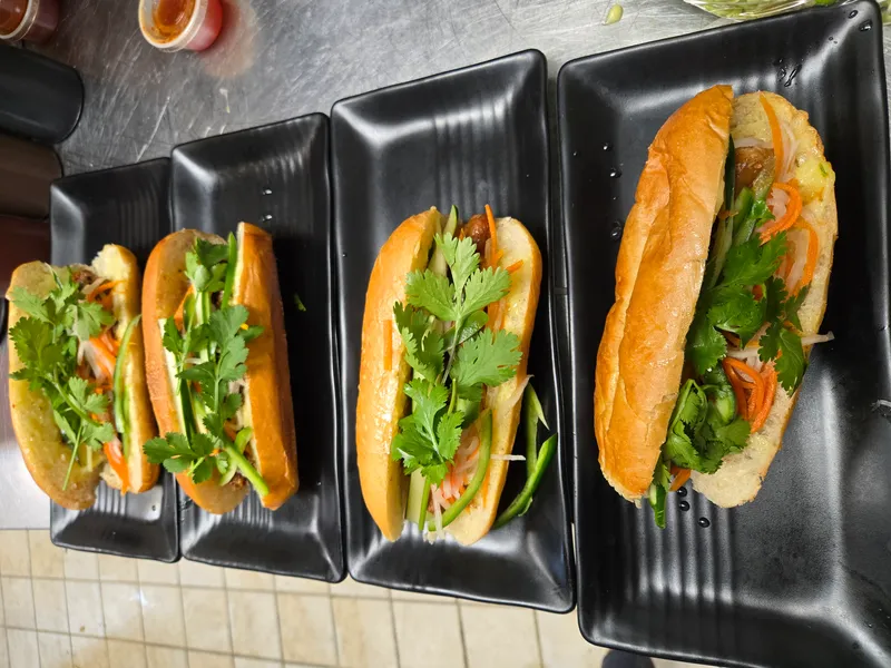 V01. Banh Mi