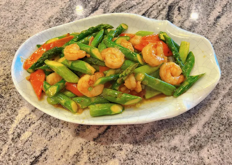 Stir-Fried Asparagus w/ Fresh Shrimp 鲜虾爆炒芦笋