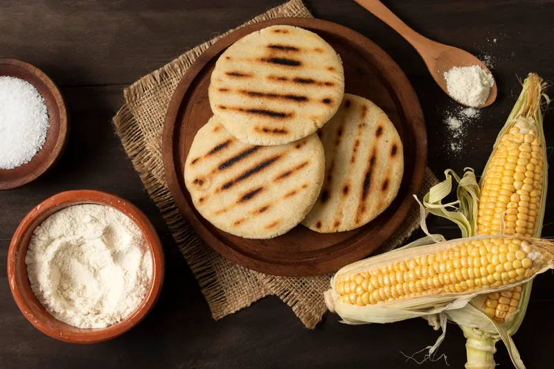 Arepa Con Queso Con Un Acompanante
