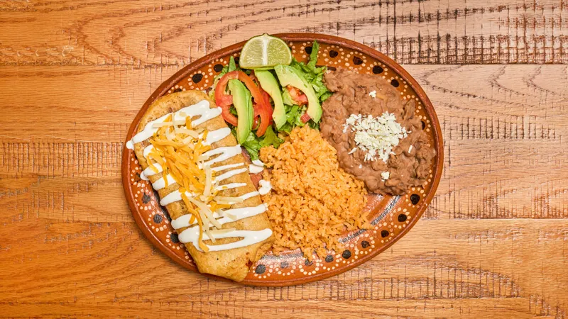 Chimichanga De Pollo O Carne Molida Con Arroz Y Frijoles