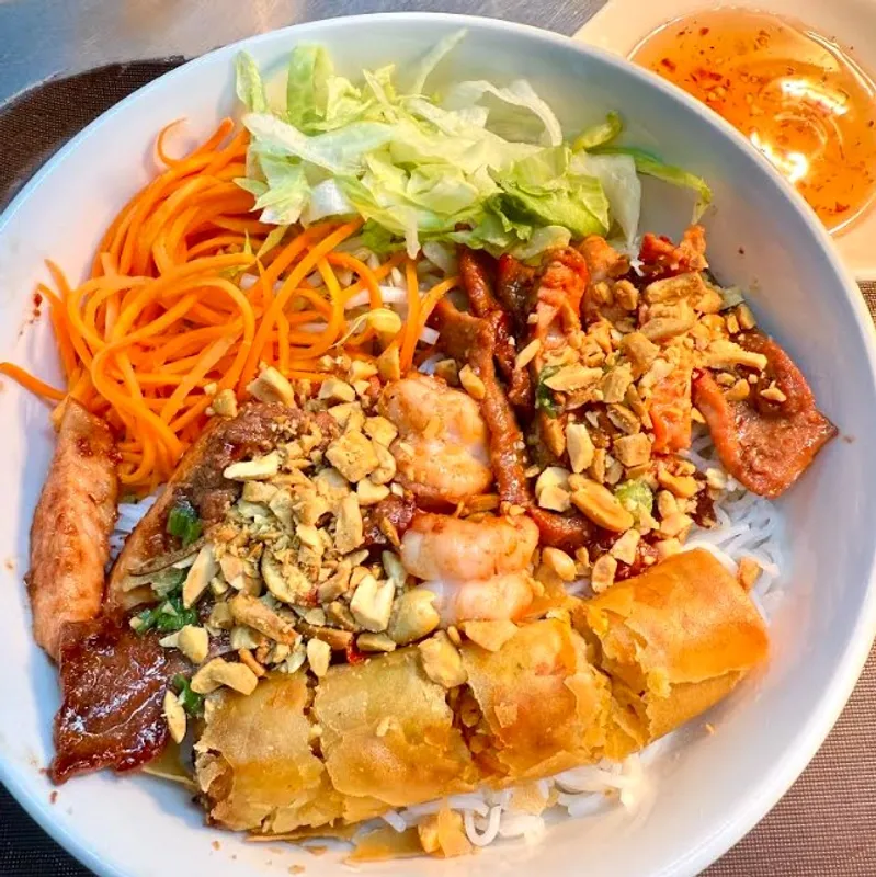 21. Combination Rice Noodle With Egg Roll