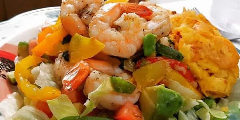 Ensalada De Camaron Con Tostones