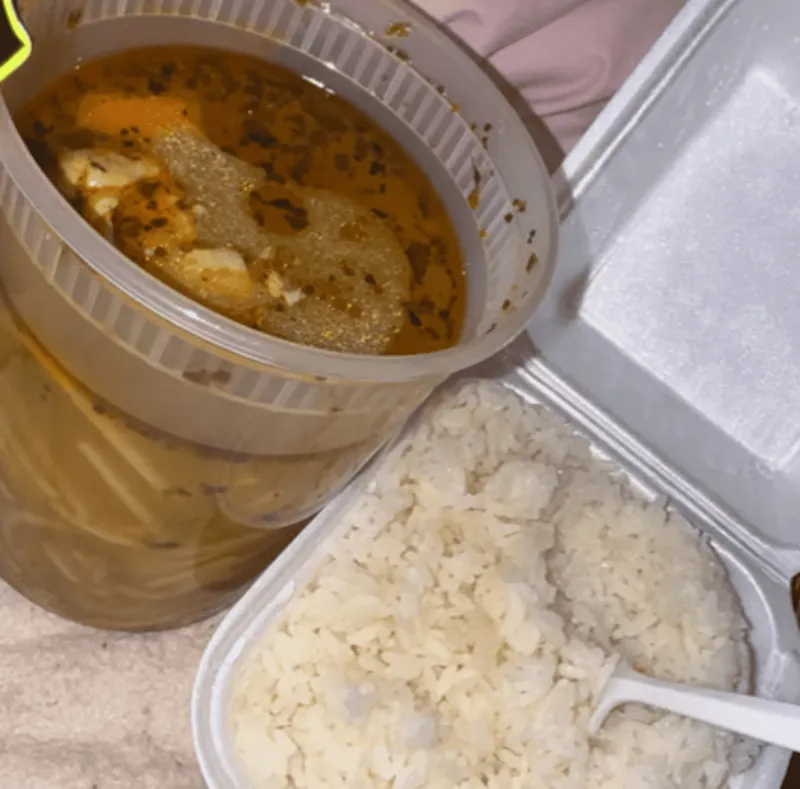 Sopa De Pollo Con Arroz Blanco