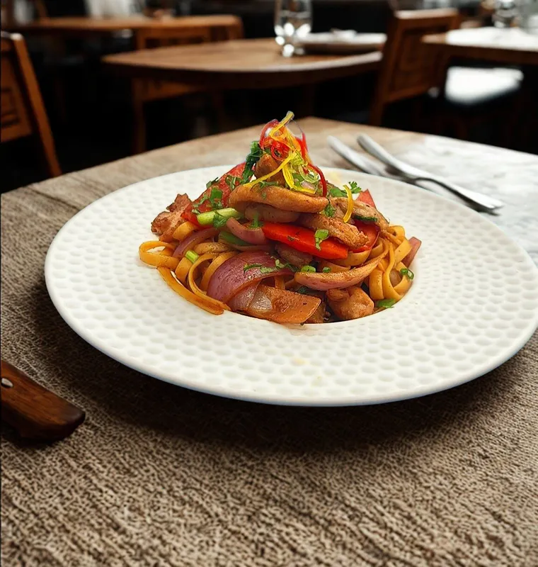 Tallarin Saltado con Pollo