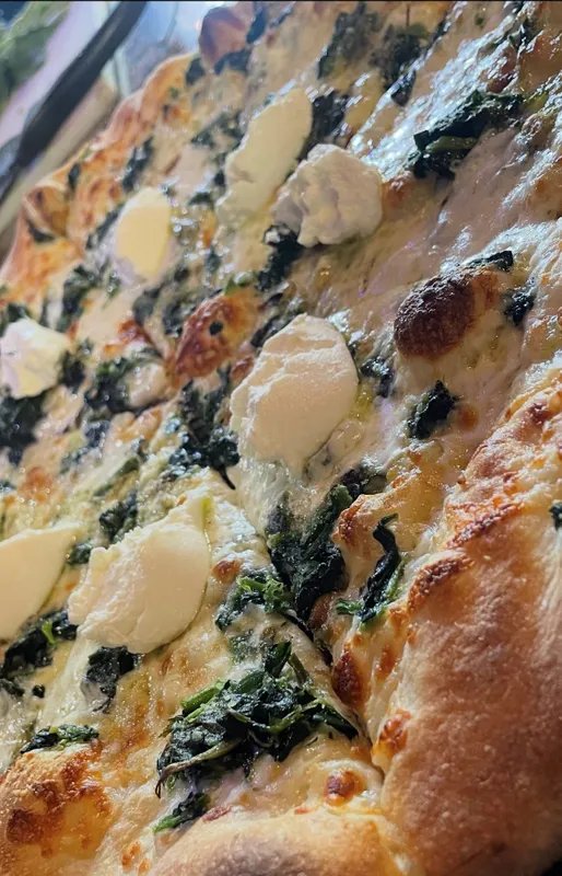 Spinach And Mushroom White Pizza