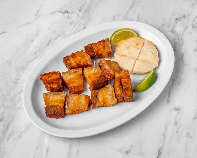 Chicharrón Con Arepa