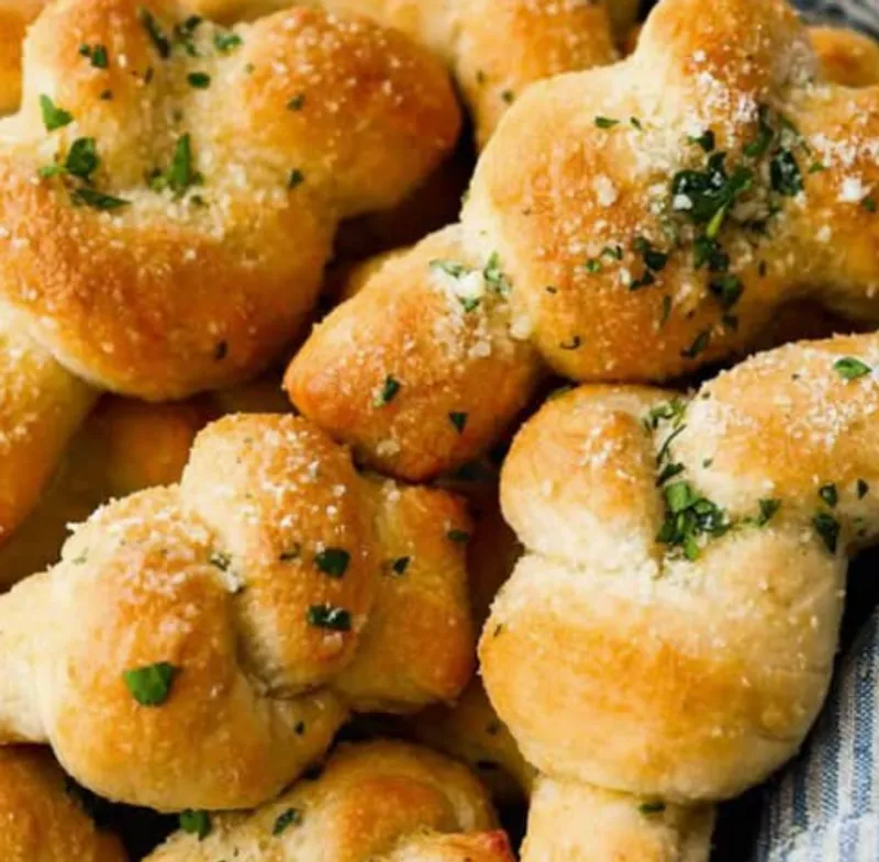 Garlic Knots With Sauce 6 Pcs