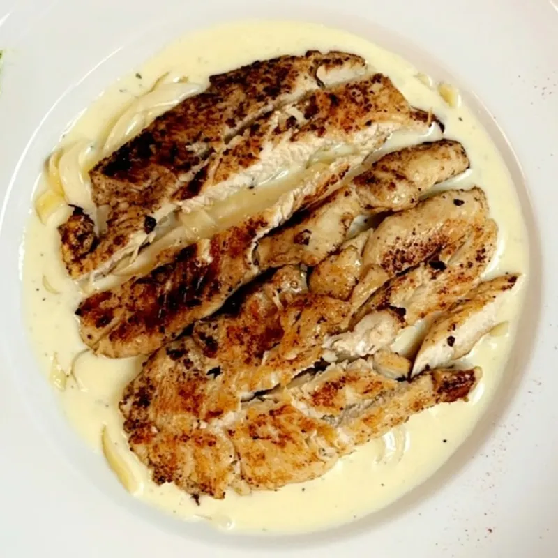 Fettuccine Alfred with Grilled Chicken Lunch