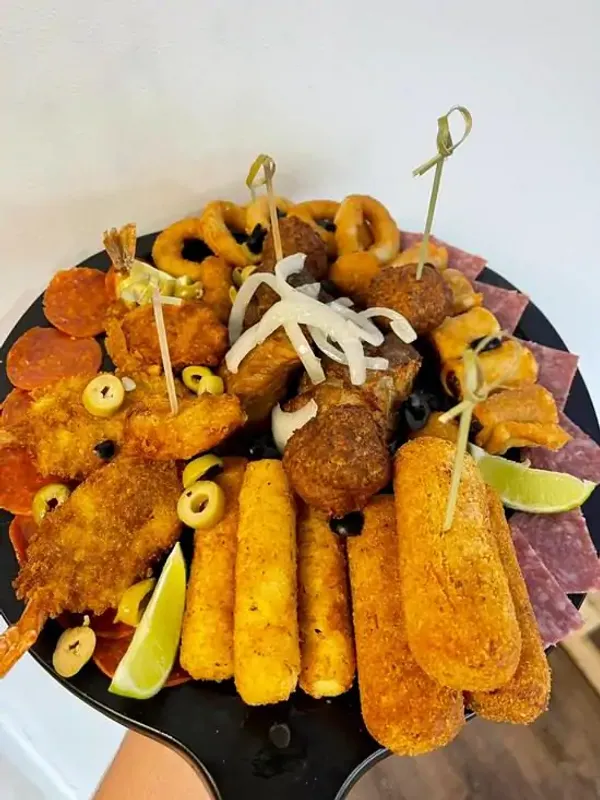 Picadera Cubana (2-4 Personas) / Cuban Snack Basket (2-4 People)