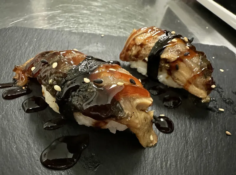 S15 Loveland Roll + Rainbow + 2 Pcs. Unagi Nigiri