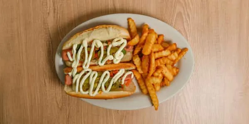 Hot Dog Con Papas Fritas / Hot Dog With Fries
