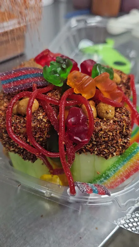 Pepinos con cacahuates y gomitas