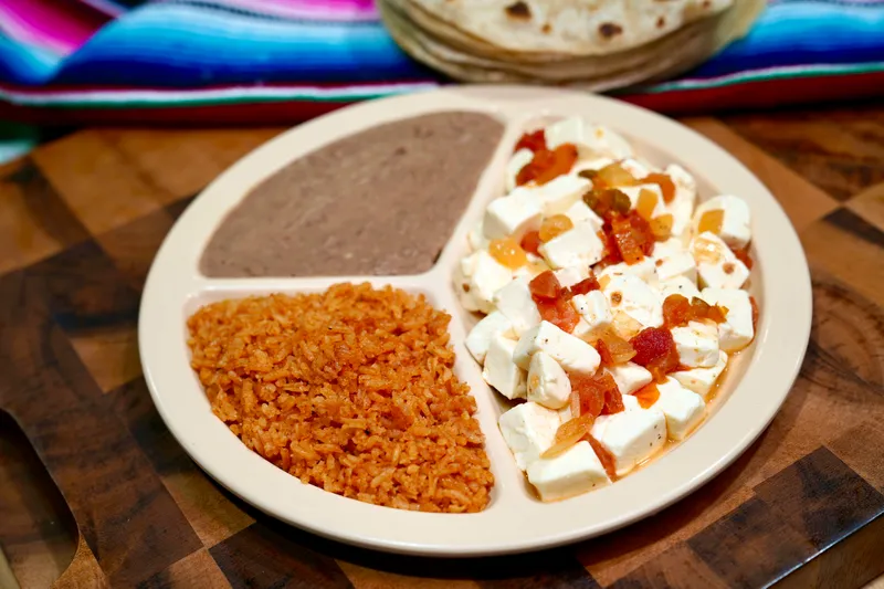 Queso En Salsa Plate